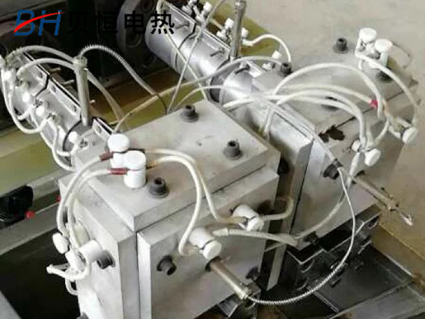 铸铝加热板挤出机现场安装